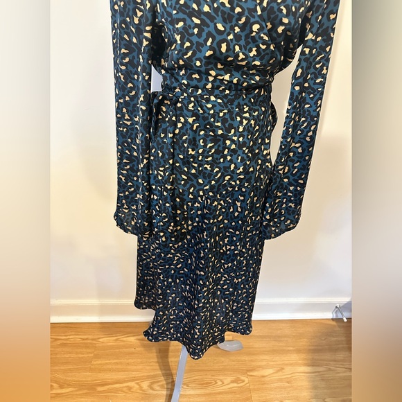 BCBG two piece shirt and skirt set size L/10 - Picture 4 of 9